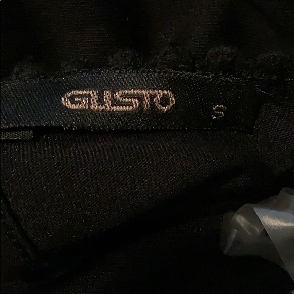 New without tags Floral Embroidery Top Small - Picture 9 of 9